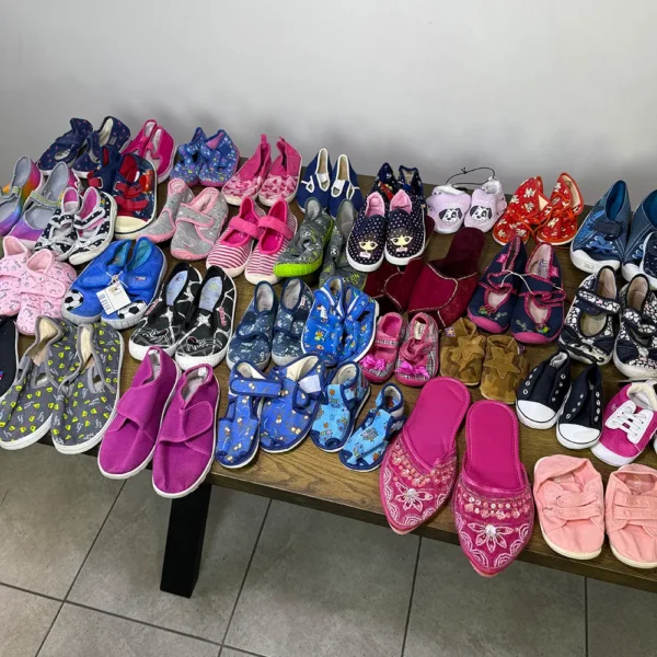 Дитячі шльопанці секонд хенд оптом для хлопчиків і дівчаток, легке домашнє взуття різних кольорів та розмірів