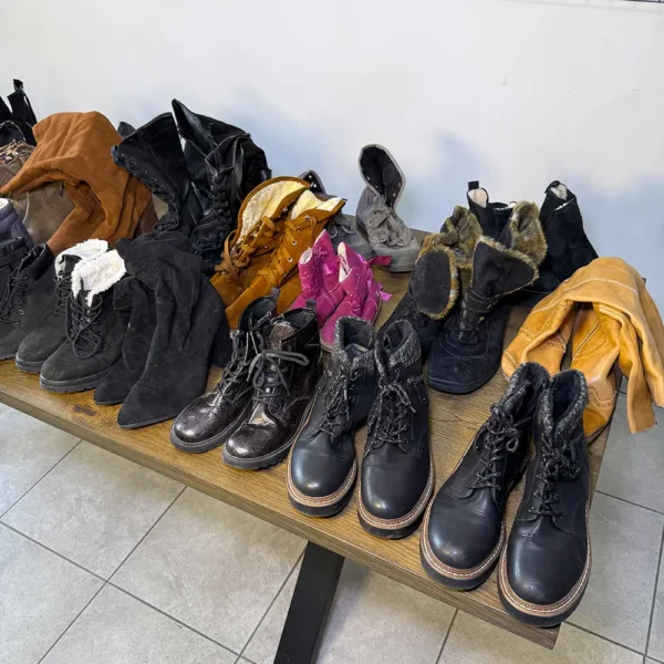 Утеплені черевики, чоботи та напівчоботи секонд хенд оптом на легкому хутрі, байці та щільній текстильній підкладці