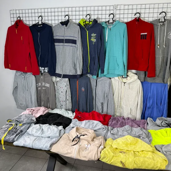 Casual кофти на замку секонд хенд оптом: базові моделі, спортивні кофти, худі та трикотажні кофти для щоденного використання