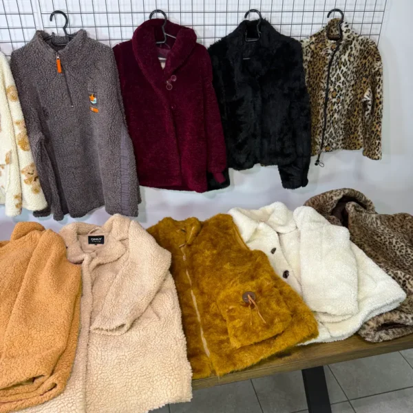 Плюшеві жіночі куртки Teddy секонд хенд оптом різних фасонів: укорочені, oversize, з капюшонами та кишенями