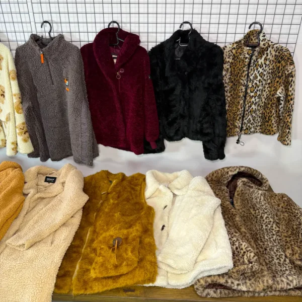 Жіночі куртки Teddy Oversize секонд хенд оптом з капюшонами, блискавками та ґудзиками у трендовому дизайні