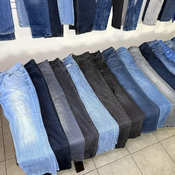 Чоловічі джинси Slim Fit, джогери та молодіжні моделі секонд хенд оптом у синіх, чорних, сірих та графітових кольорах