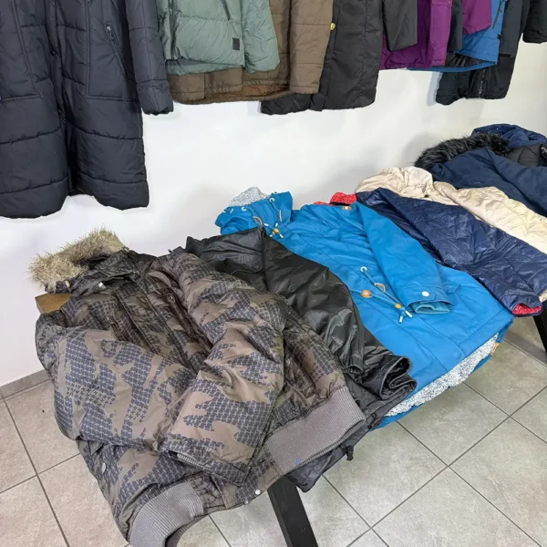 Чоловічі та жіночі зимові куртки секонд хенд оптом: щільні утеплені парки, стьобані куртки та подовжені моделі