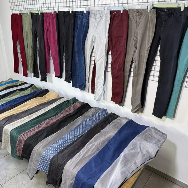 Жіночі штани Skinny з високою посадкою секонд хенд оптом: облягаючі текстильні та джинсові моделі різних кольорів